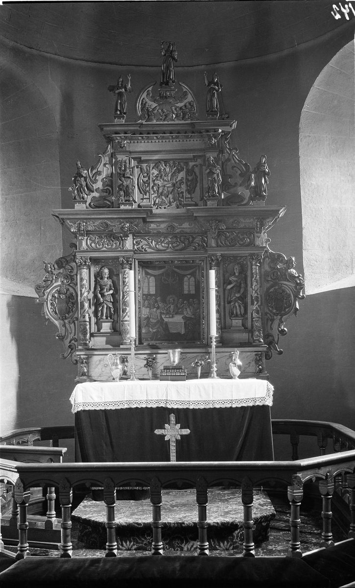 Hoff kirke i Østre Toten. Fem bilder hvorav tre er interiør-bilder, to av kirken utvendig. Trolig ca. 1925.