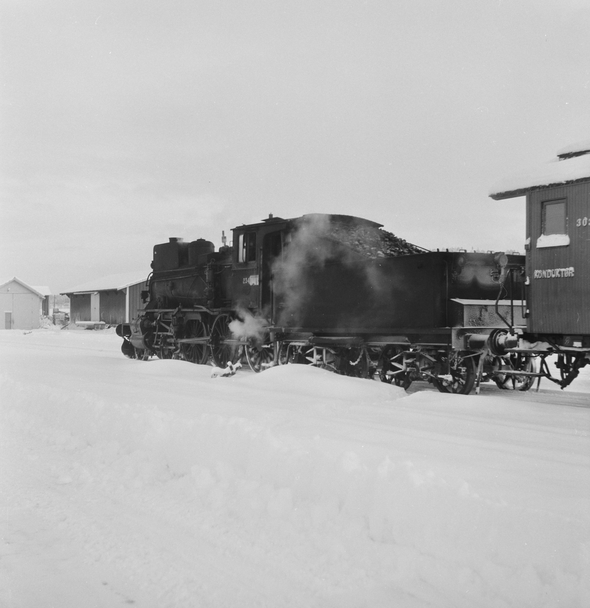 Godstog på Solørbanen trukket av damplokomotiv 27a nr. 234 .