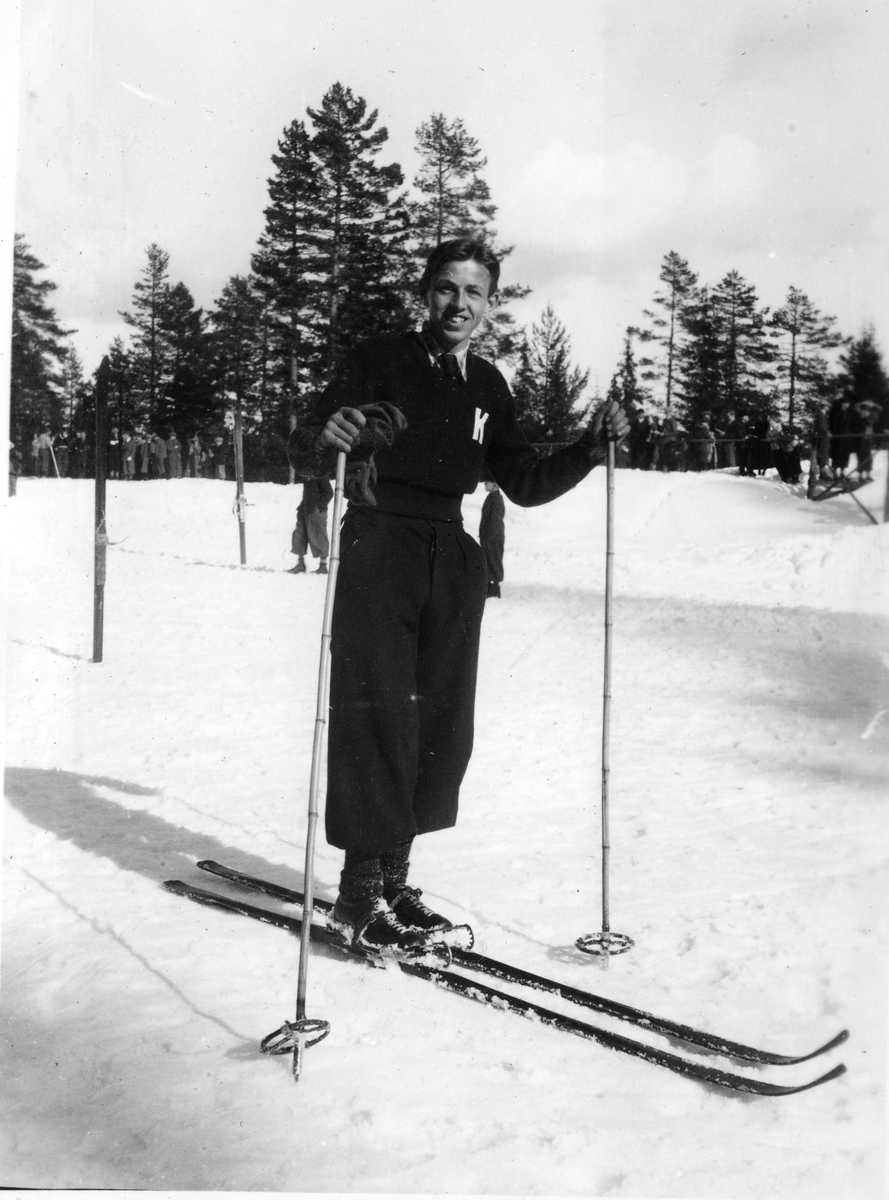 Kongsberg skier Alf Thorrud doing downhill in 1934