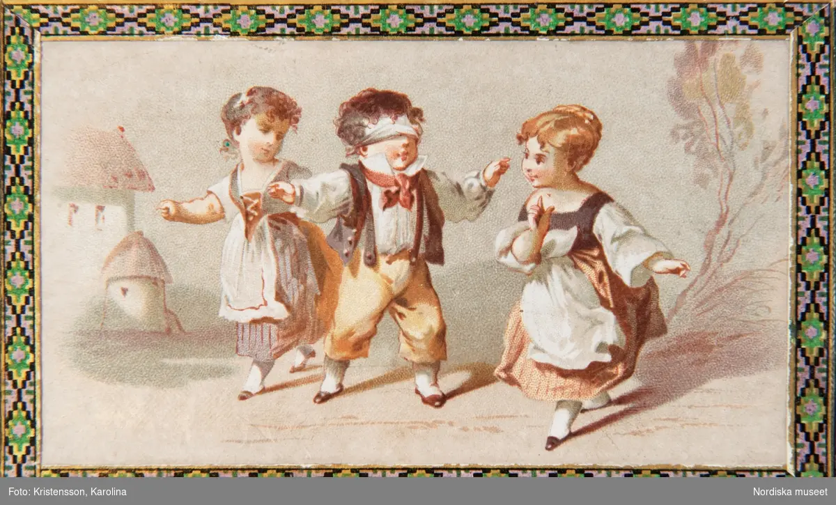 Tre barn leker blindbock.