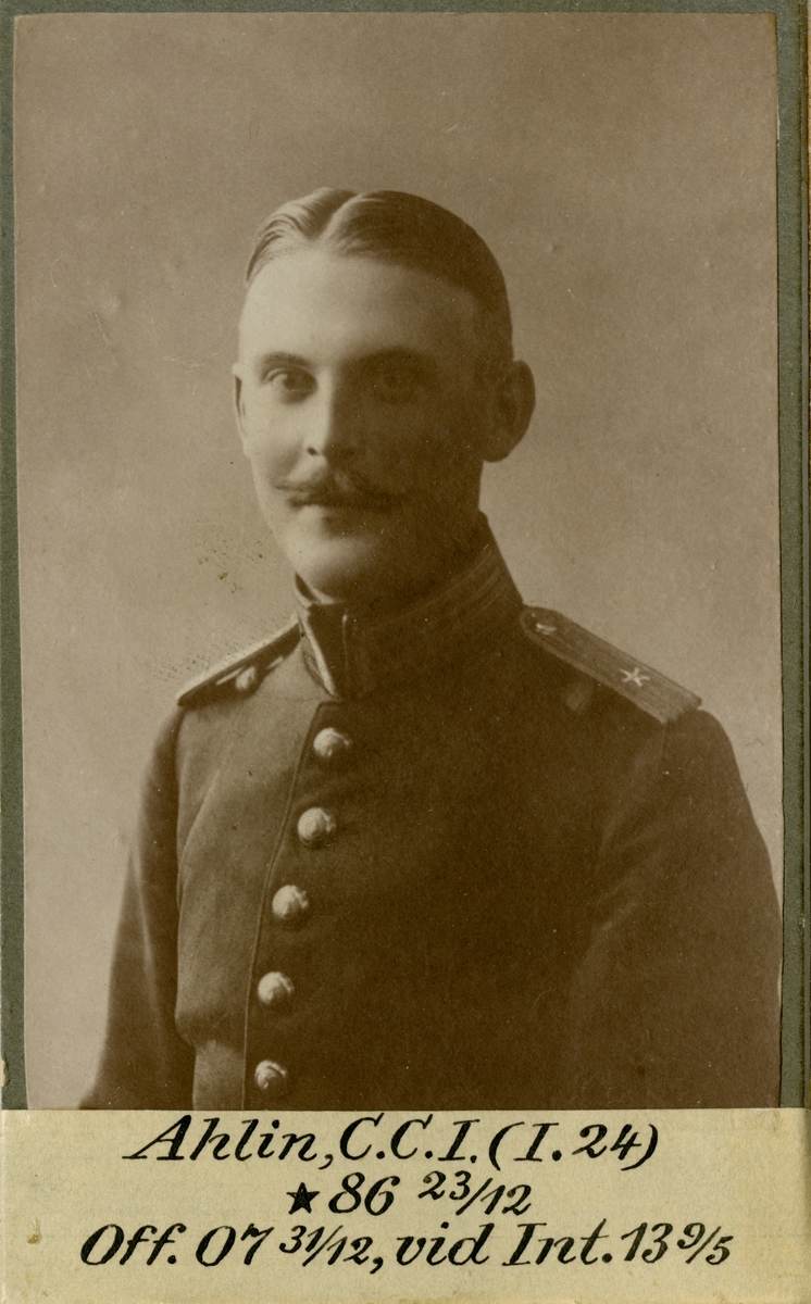 Porträtt av Carl Christian Israel Ahlin, officer vid Norra skånska infanteriregementet I 24 och Intendenturkåren.