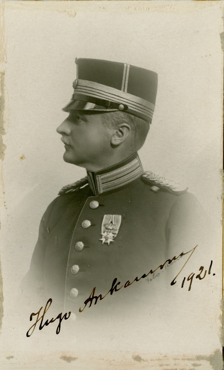 Porträtt av Hugo Ankarcrona, officer vid Västerbottens regemente I 20.

Se även bild AMA.0000951.