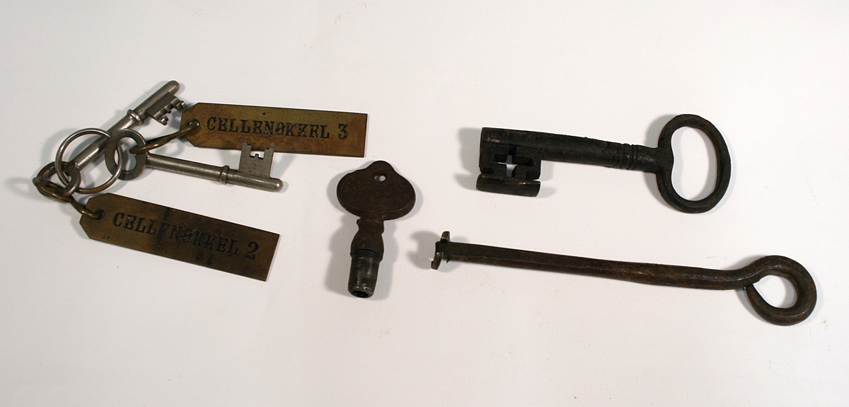 2 dørklinker og et sett nøkler (tilhører ikke låsene).