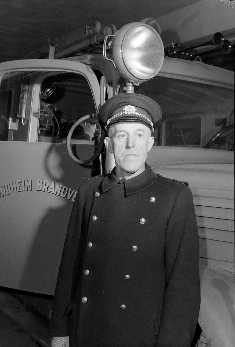 Brannmester Robert Hofstad foran en brannbil
