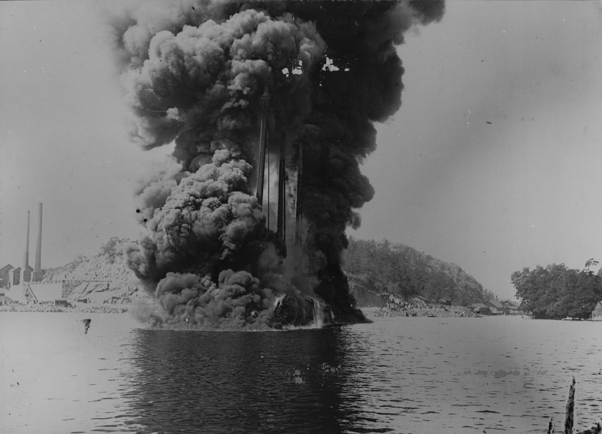Den brinnande amerikanska skonerten "Louise Adelaide" vars last av petroleum exploderade vid Gäddviken och kostade 12 människor livet. Vid år 1901 kallades viken "Svindelsviken".
