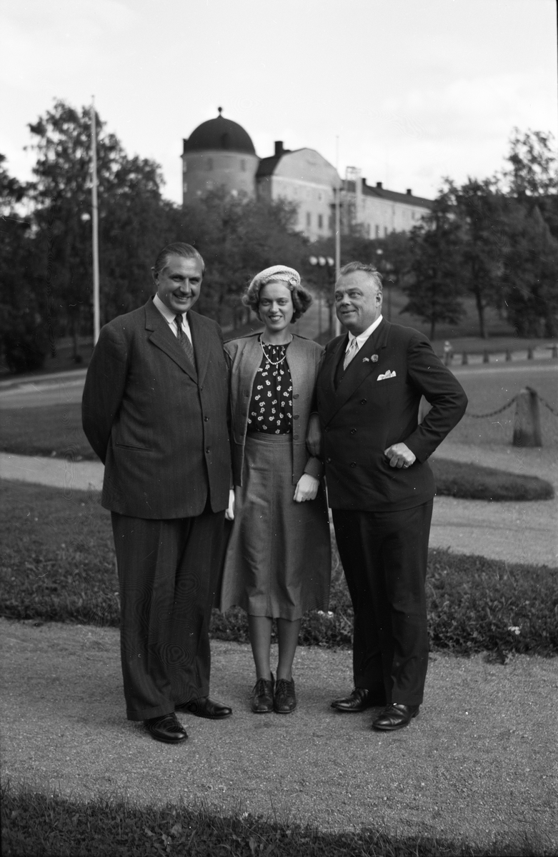 Ellis Edman, Signe Rooth och Gerhard Rooth utanför Carolina Rediviva, Uppsala 1948