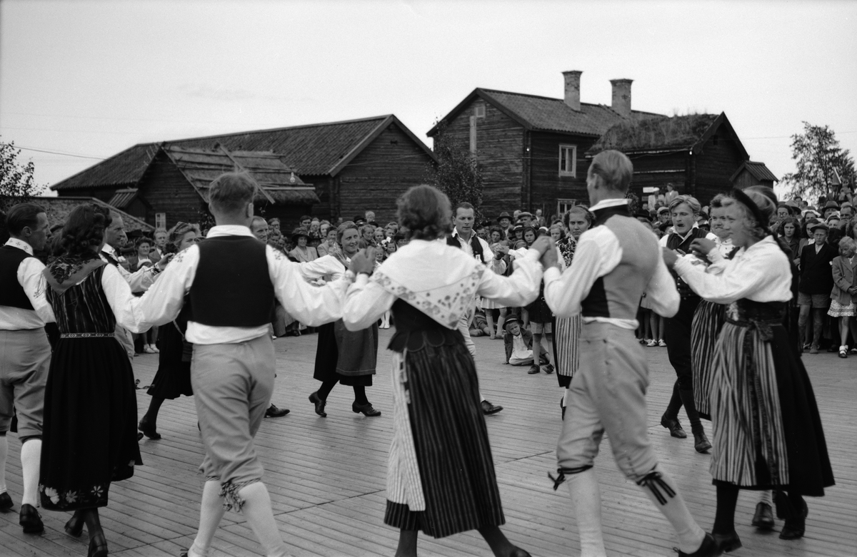 Folkdansuppvisning på friluftsmuseet Disagården, Gamla Uppsala 1946