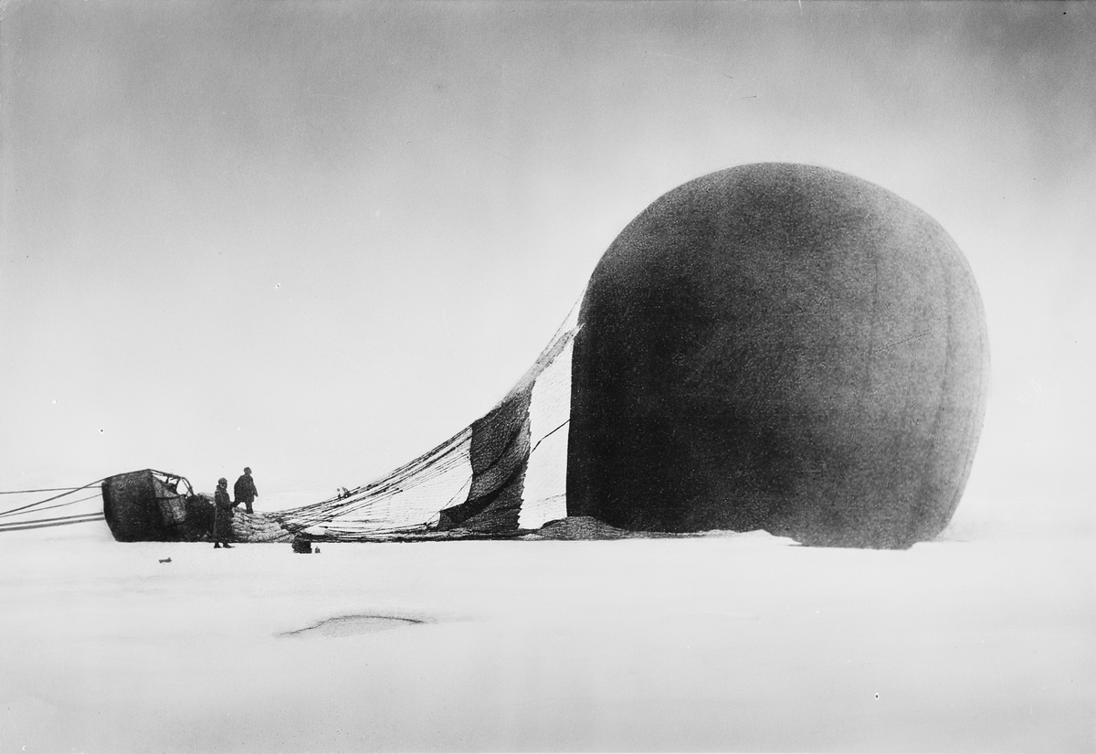 "Örnen", strax efter landningen på isen. Framtagning av bilderna gjordes av docent John Hertzberg år 1930 på Fotografi, Tekniska Högskolan.