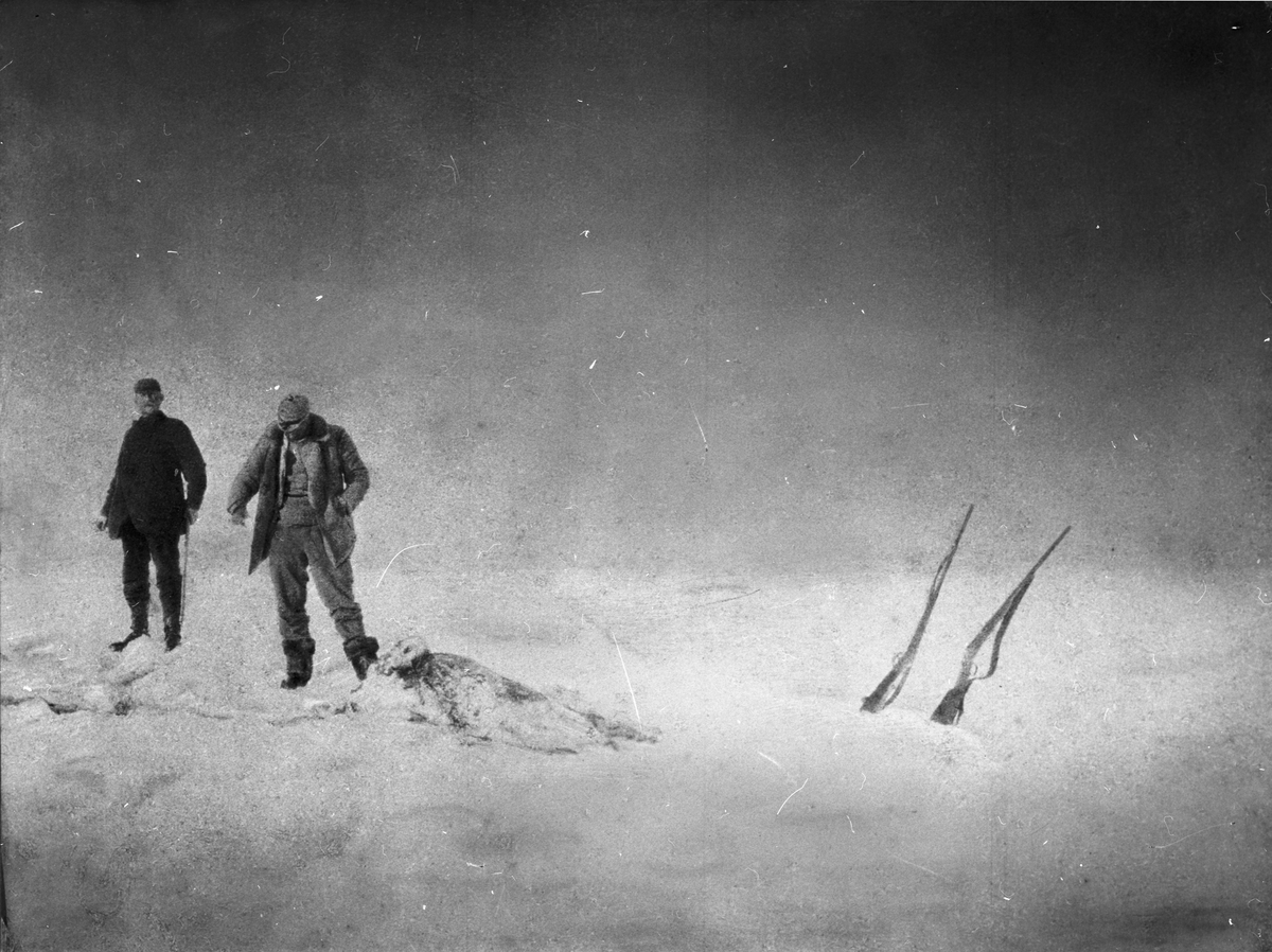 Vid ett jaktbyte. Till vänster Andrée och Fraenkel till höger. Framtagning av bilderna gjordes av docent John Hertzberg år 1930 på Fotografi, Tekniska Högskolan.