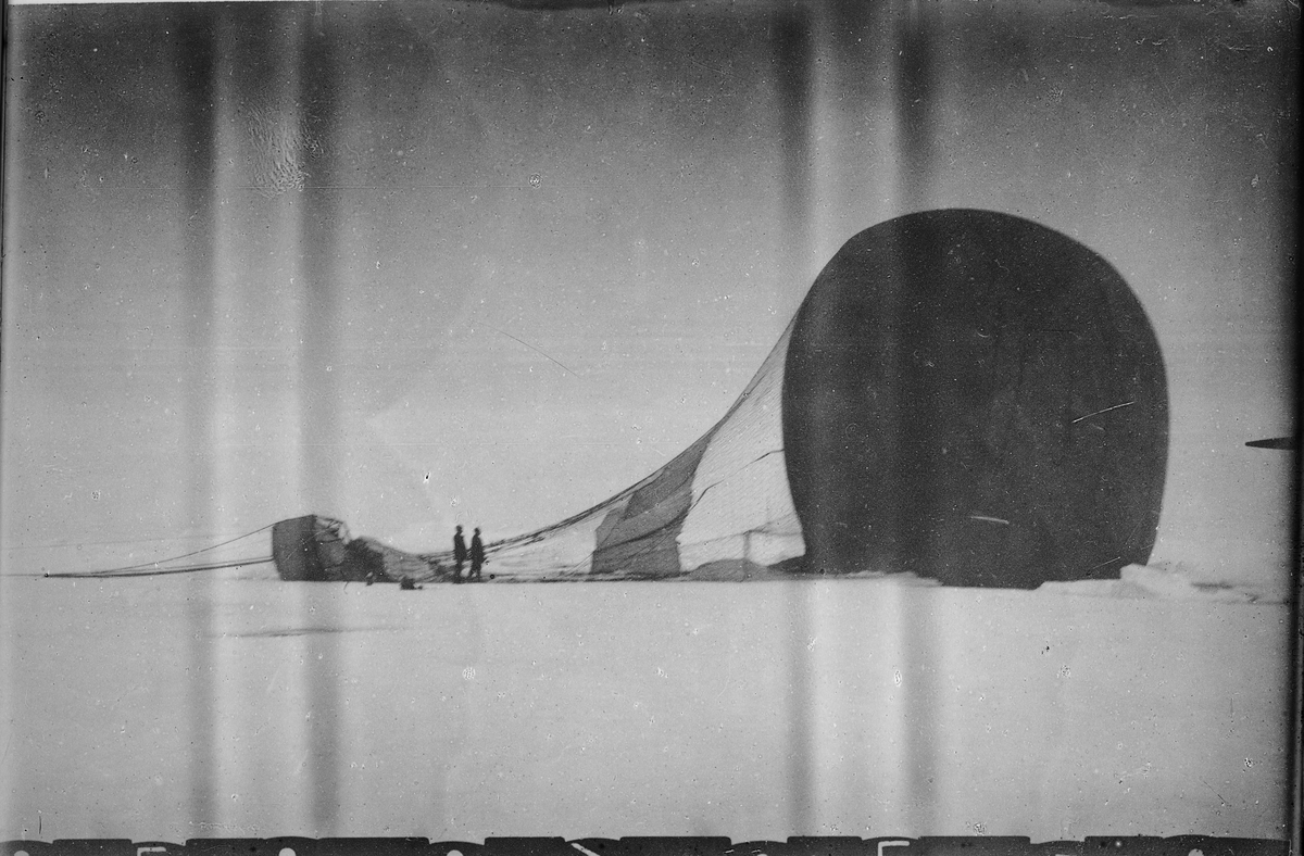 "Örnen", strax efter landningen på isflaket den 14 juli. Framtagning av bilderna gjordes av docent John Hertzberg år 1930 på Fotografi, Tekniska Högskolan.
