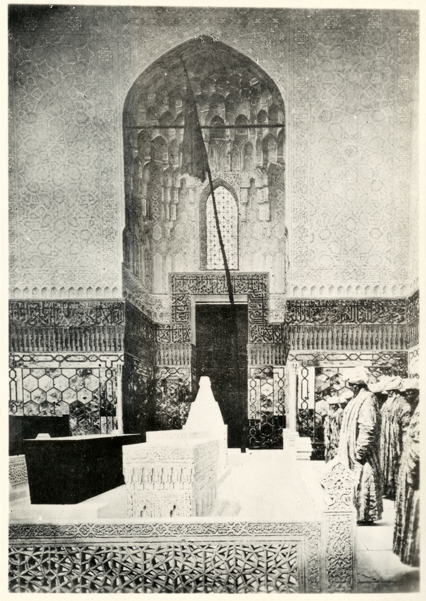 Tamerlans grav, Centralasien.
Bilden ingår i två stora fotoalbum efter direktör Karl Wilhelm Hagelin som arbetade länge vid Nobels oljeanläggningar i Baku.
