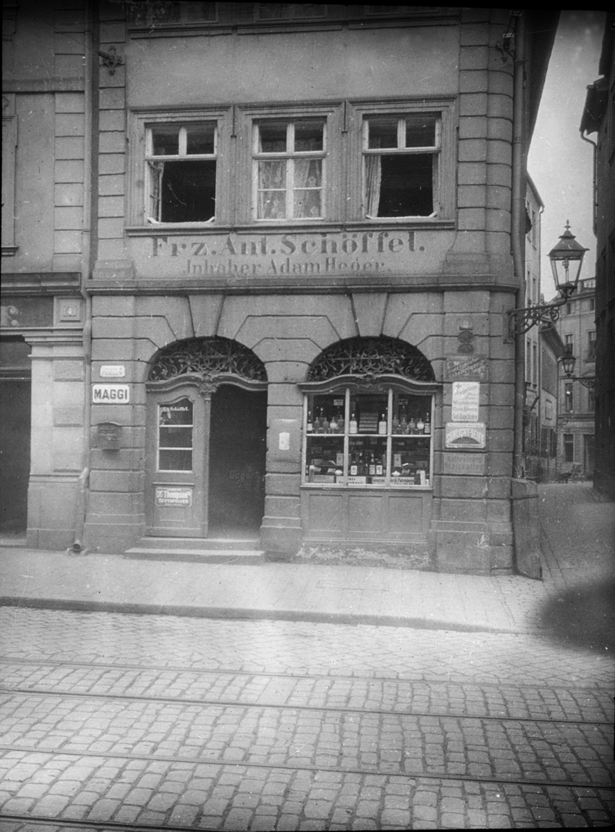 Skioptikonbild med motiv av butik längs gatan Lange Strasse i Bamberg.
Bilden har förvarats i kartong märkt: Resan 1907. Eisenach 5. Bamberg 7. 18. Text på bild: "Lange Strasse".