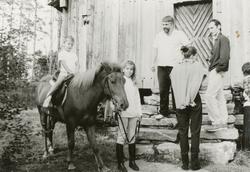 Arnstein Hansen på trappa utenfor Strandastabburet med jente
