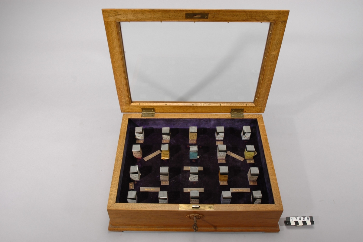 20 st. prov på "Dannemora"-gjutstål från Österby Bruk. I låda av ek med glaslock, etiketter i guldtryck. Nyckel separat.