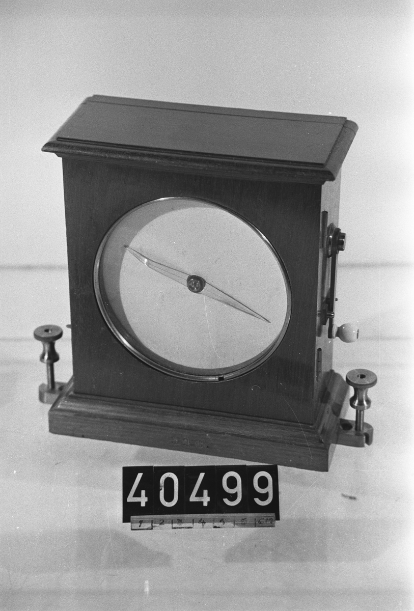 Galvanoskop med vev för förbistängning. Modell faställd 1869. Märkt i botten: "motst=31" "20/10 68" samt plinten "328".