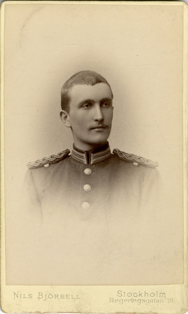 Porträtt av Axel Magnus Adlercreutz, officer vid Västmanlands regemente I 18.
Se även bild AMA.0005523.