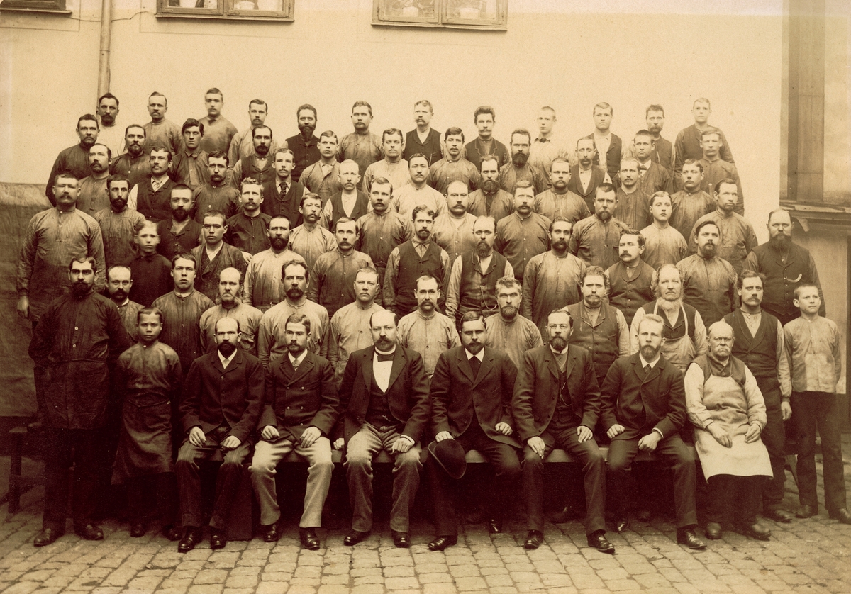 Personalen vid Göranssons Mekaniska Verkstad i Stockholm, omkring 1900.