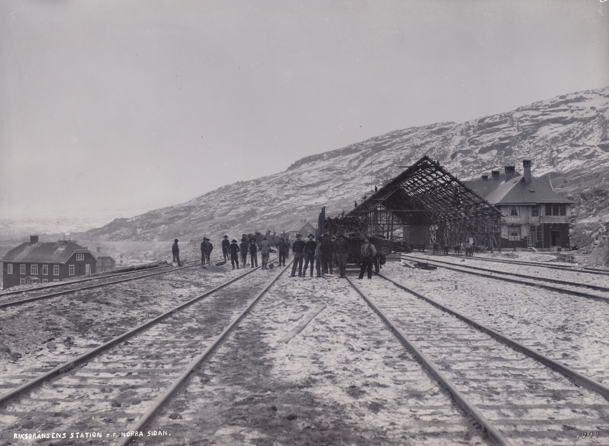 Riksgränsens järnvägsstation från Norra sidan. Fotot vann pris i Svenska Turistföreningens Fotografiska pristävlan 1902.