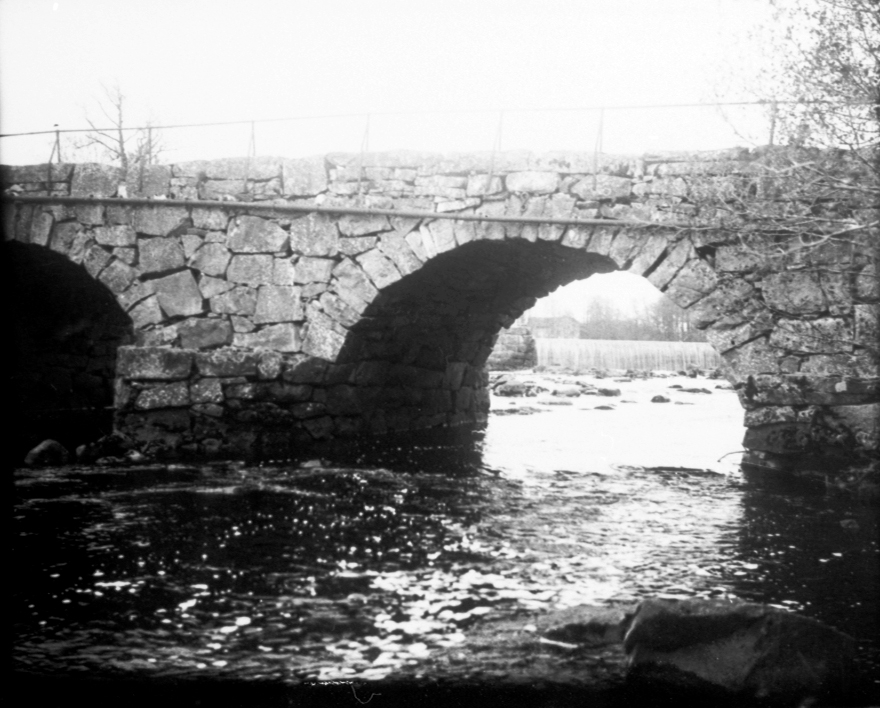 Gamla landsvägsbron vid Snipebro. Dammfästet och Mottabo karn sys genom valvet. På sidan av bron sysn rikskabeln som lades ut 1921 mellan Göteborg och Örebro.