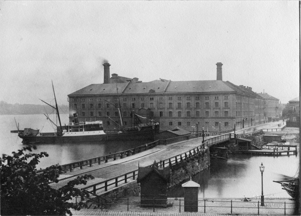 1890-tal. Eldkvarn med Nya Kungsholmsbron (nu Stadshusbron) i förgrunden.