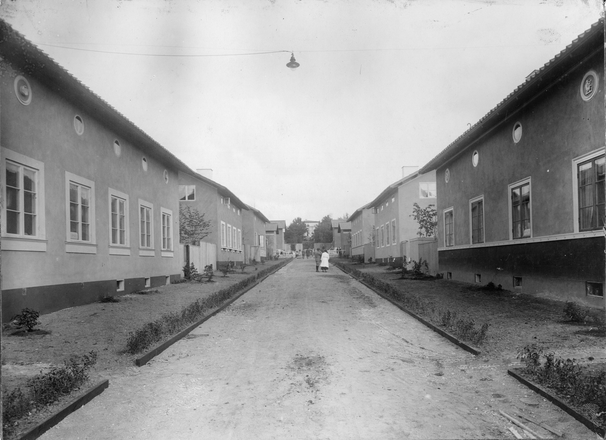 Bygge och Bo-utställningen på Lidingö 1925. "Ryggen mot världen, ansiktet mot härden", arkitekt Sven Markelius. (Samma bild som B13402).