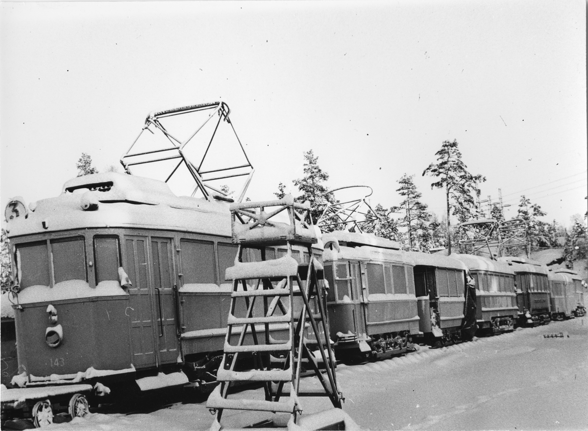 Fotografiet visar troligtvis Svenska Spårvägssällskapets första uppställningsplats i Stockholms Spårvägars tunnelvagnshall i Högdalen med vagnar från bland annat Stockholm, Uppsala och Lidingö. Vintern 1964-1965.