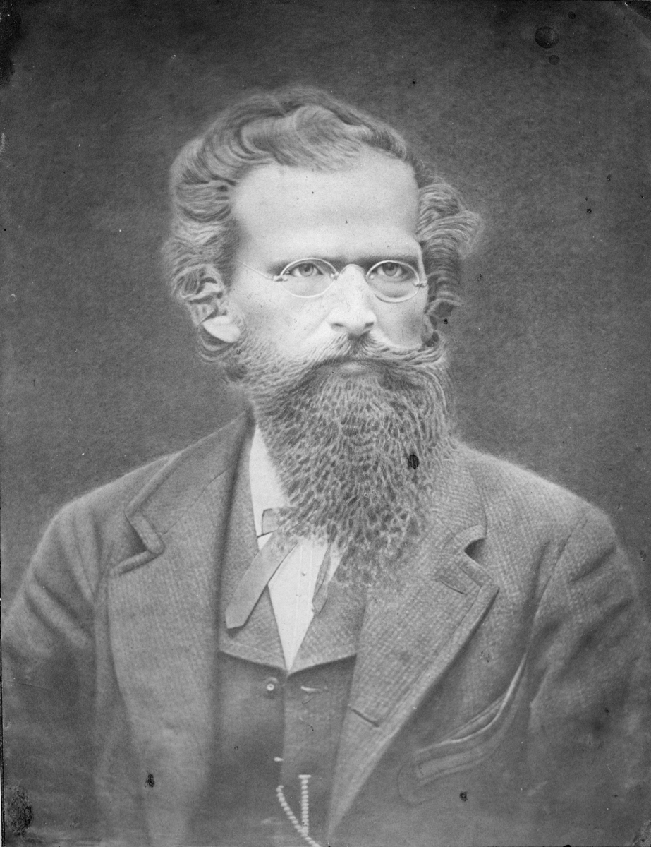 Carl Helge Julius Palmcrantz (1842-1880) var en mångsidig uppfinnare. Han konstruerade en mekanisk räknemaskin, en cykel och en slåttermaskin. Kulsprutan som han utvecklade gjorde honom förmögen. Företaget som Helge Palmcrantz grundade, AB Palmcrantz & Co, blev en av dåtidens största svenska industrier.