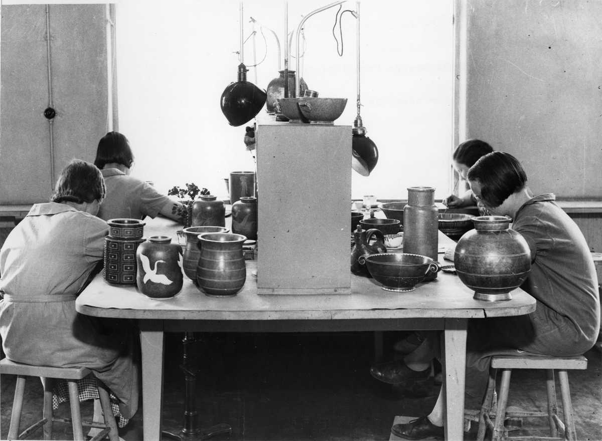Gustavsbergs Porslinsfabrik. Fyra kvinnor cicelerar.