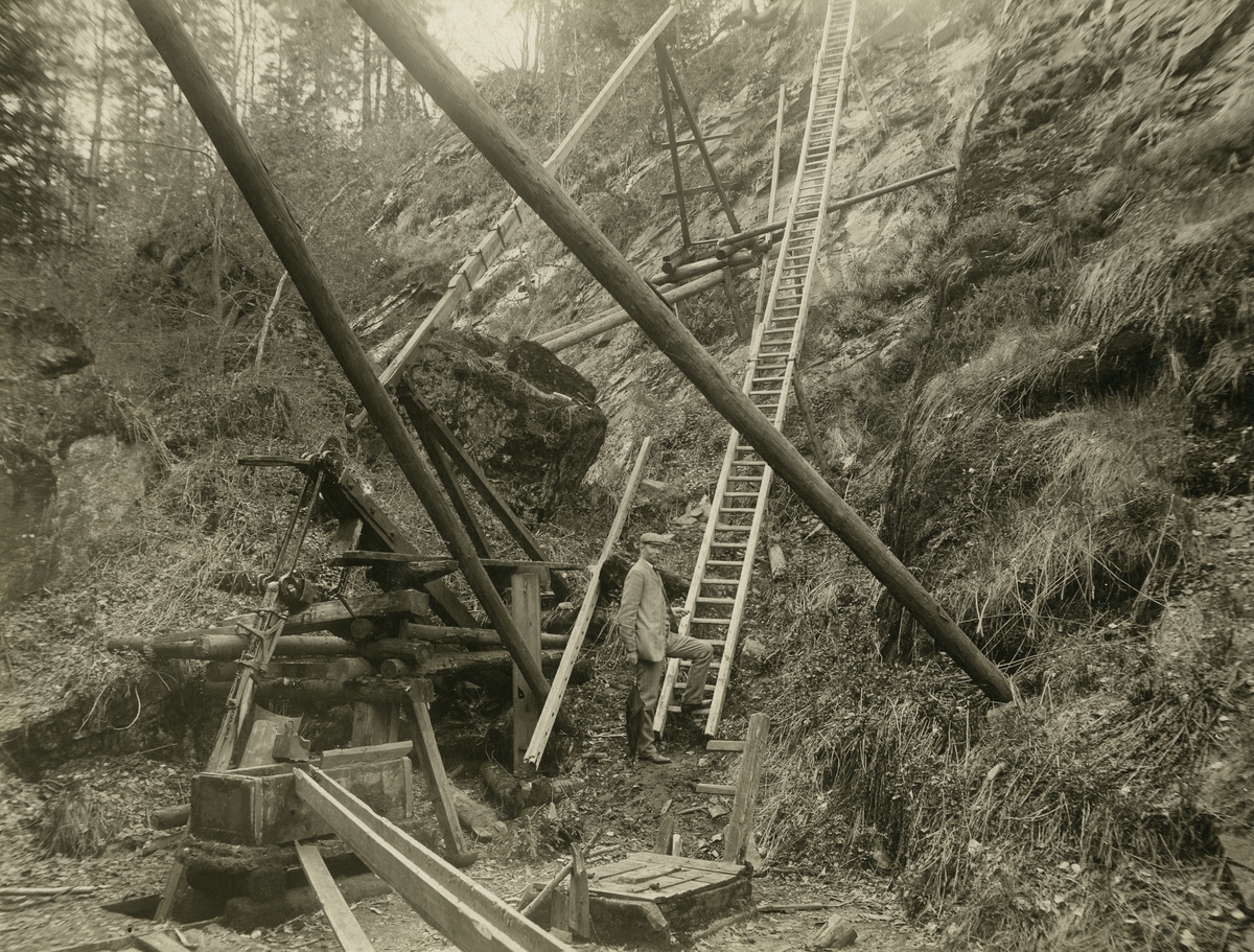 Nedgång till gammal gruva vid Älvestorp i Västmanland 1907.
