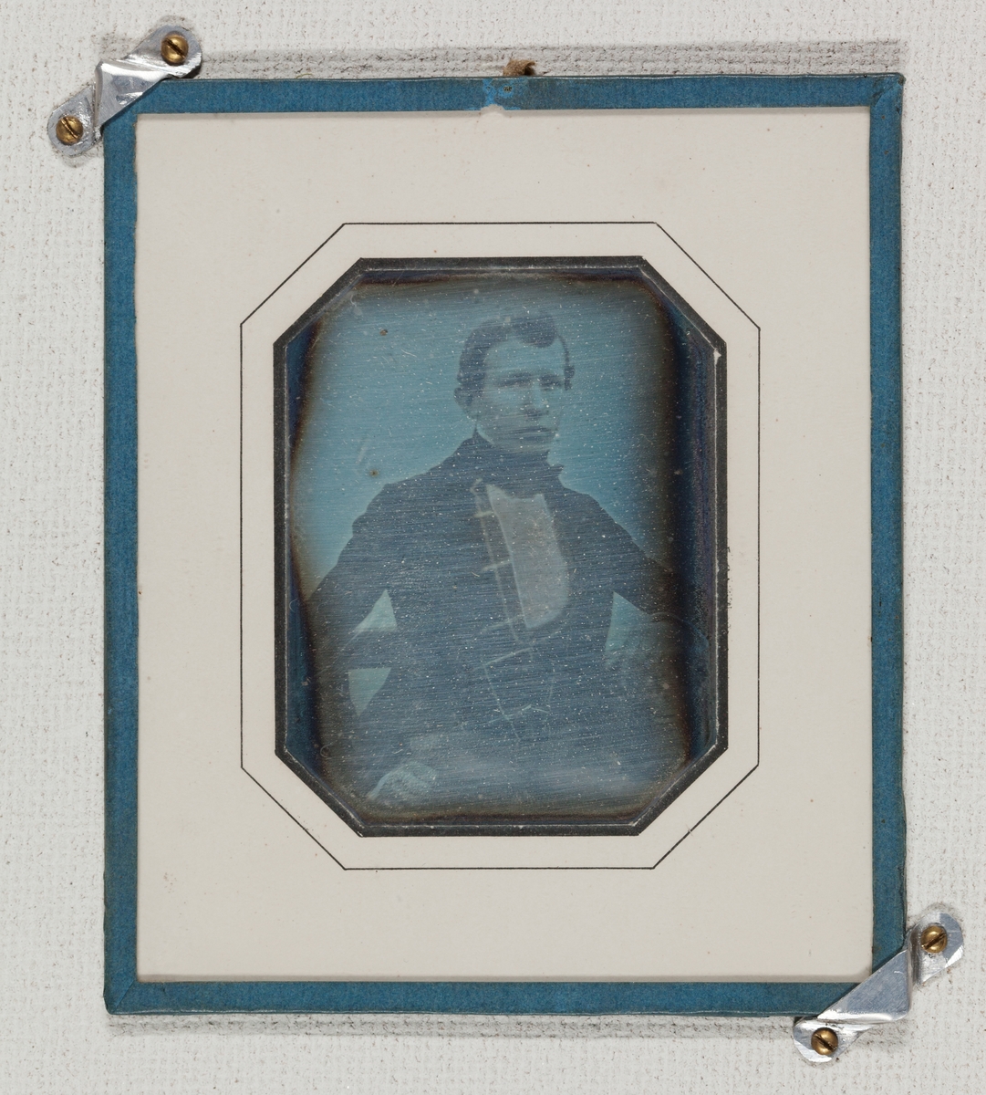 Undervisningsmaterial. Exempel på äldre fotografiska förfaranden. Daguerreotyp. Porträtt av okänd man. Tidigt 1840-tal. Porträttet är troligen taget utomhus av kringresande fotograf.