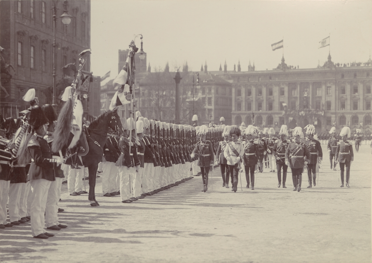 Ur album: Utländska Resan 1900 I. Berlin. Parad för Kejsar Franz Joseph.