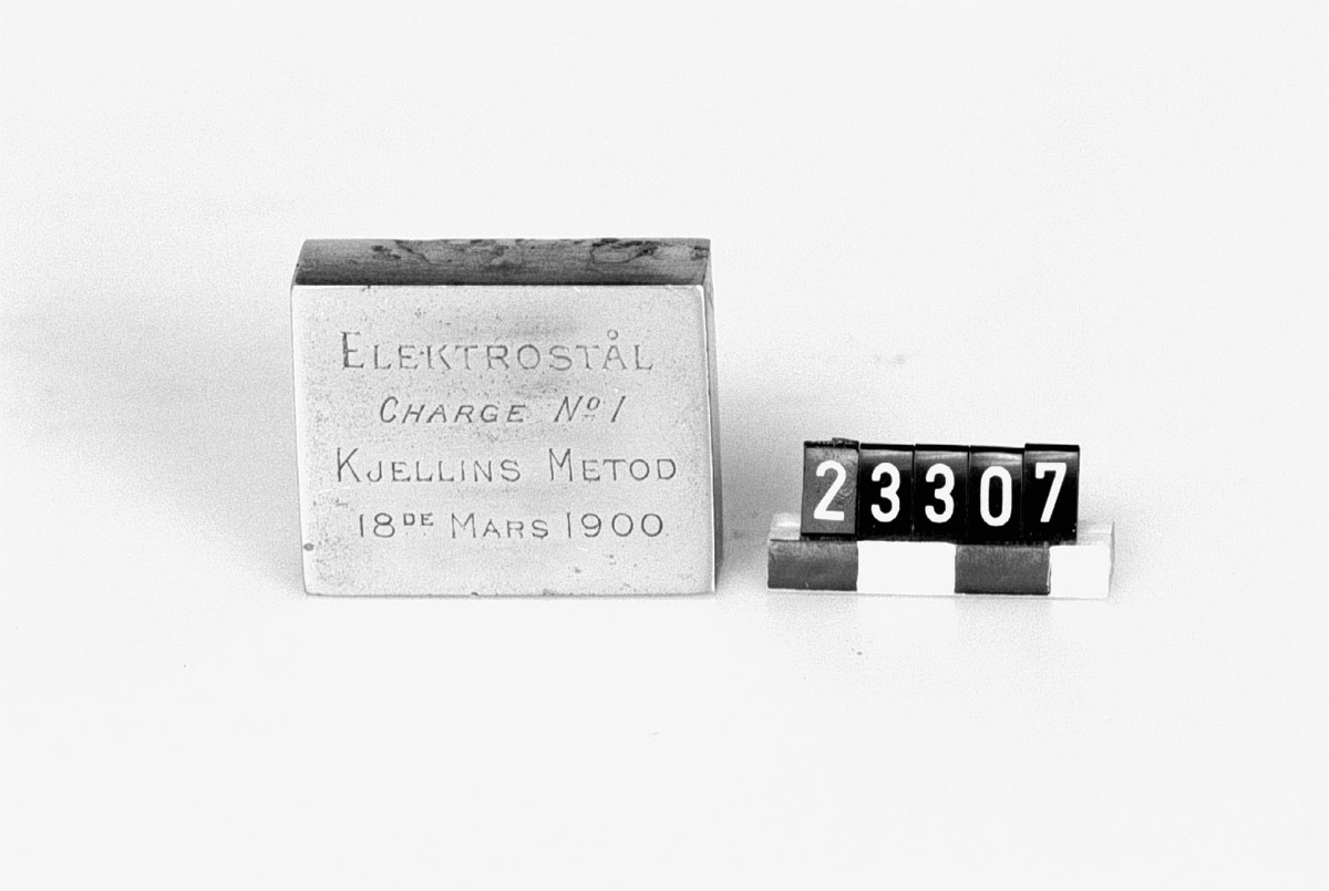 Elektrostål, graverat på polerad yta: "Charge No 1, Kjellins metod, 18de mars 1900"