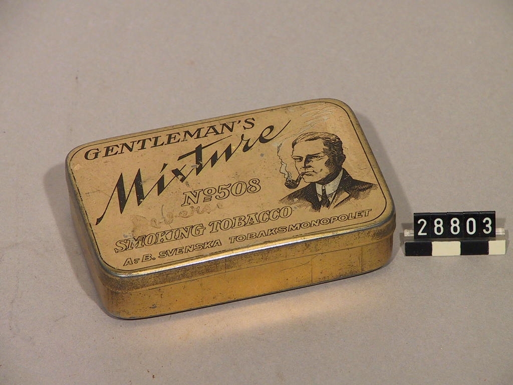 Smoking Tabacco i bleckburk med gångjärnslock med färglitografi. "Gentleman's Mixture No508".
