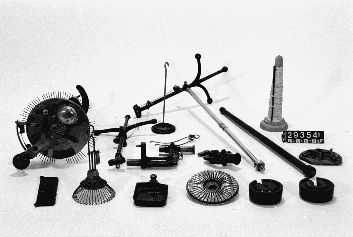Rundstickningsmaskin, "Victoria". "Patent, Favorit-no.6573, 96-79 N". "Aktiebolaget Lindéns Hem-Maskiner, Hovleverantör, Nässjö".

Vid användning skruvas stickningsmaskinen fast på kanten av exempelvis en bordsskiva.