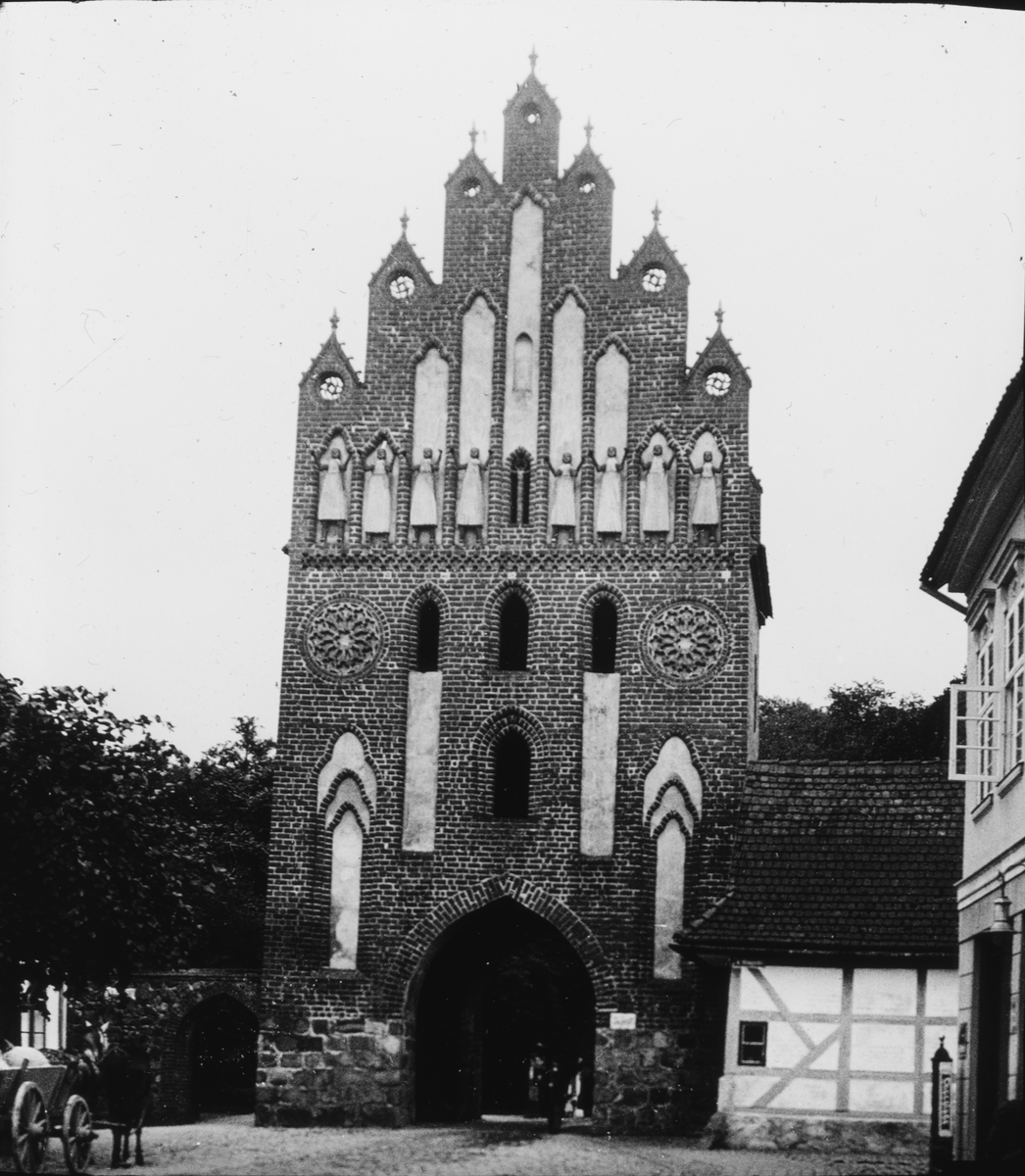 Skioptikonbild med motiv av Neue Tor, port i stadsmuren, Neubrandenburg.
Bilden har förvarats i kartong märkt: Resan 1912. Neubrandenburg 7. Text på bild: "None Tor".