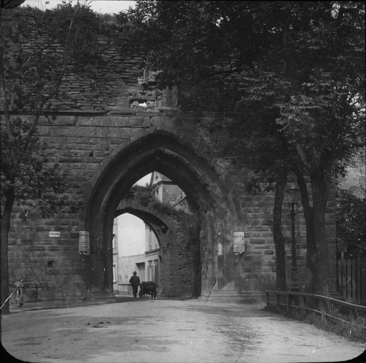 Skioptikonbild med motiv av Koblenz Gate, gamla slottsporten, Andernasch.
Bilden har förvarats i kartong märkt: Resan 1904. Andernach I.