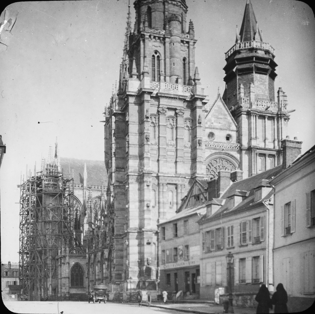 Skioptikonbild med motiv av Cathédrale Notre-Dame d'Évreux.
Bilden har förvarats i kartong märkt: Resan N:2. 1908.Evreux 5. Louviers 5. I. Text på bild: "La Cathedral d.N.D.".
