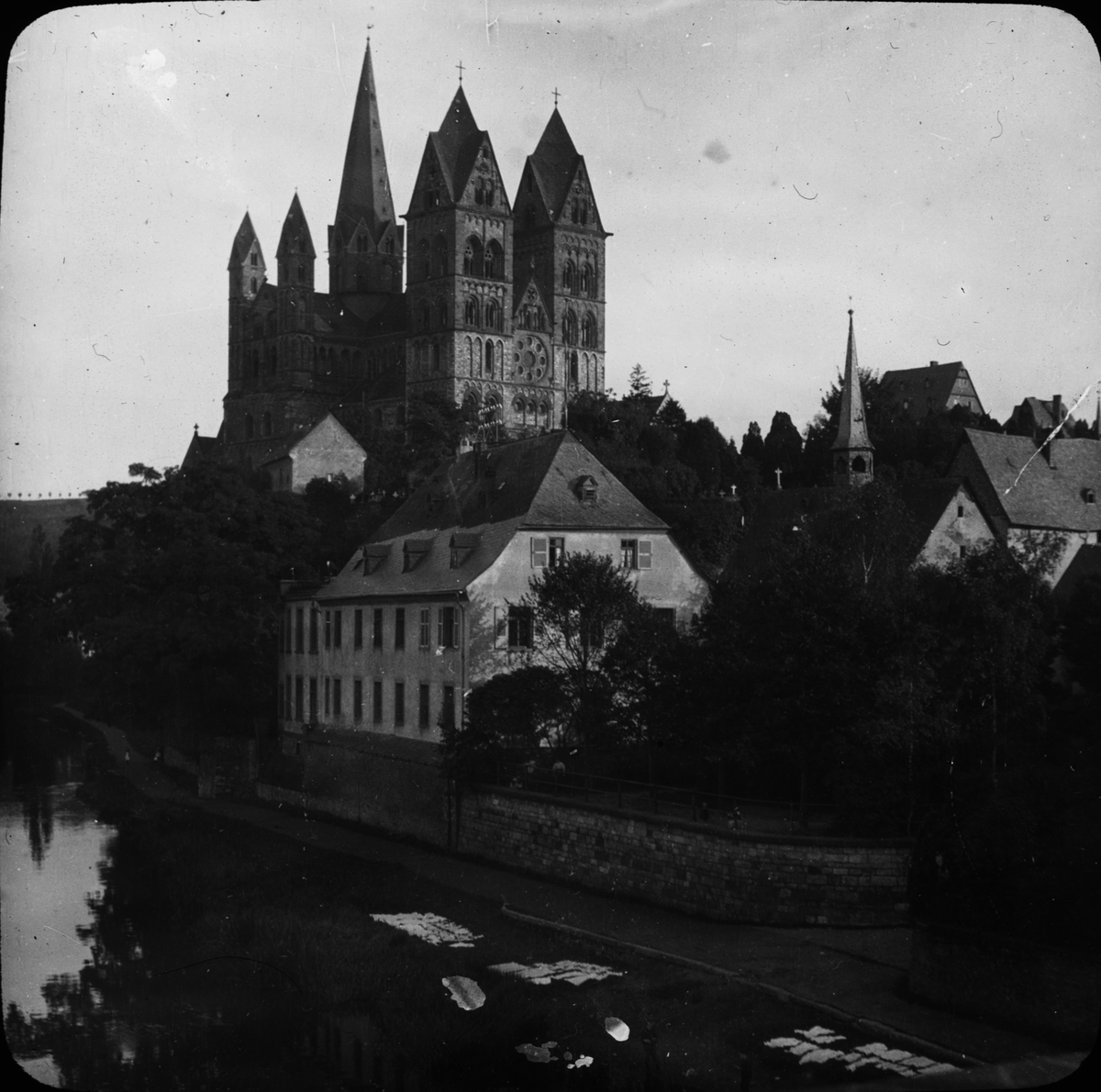 Skioptikonbild med motiv från Limburg an der Lahn med Limburger Dom på höjden.
Bilden har förvarats i kartong märkt: Resan 1908. Amberg. XXX.