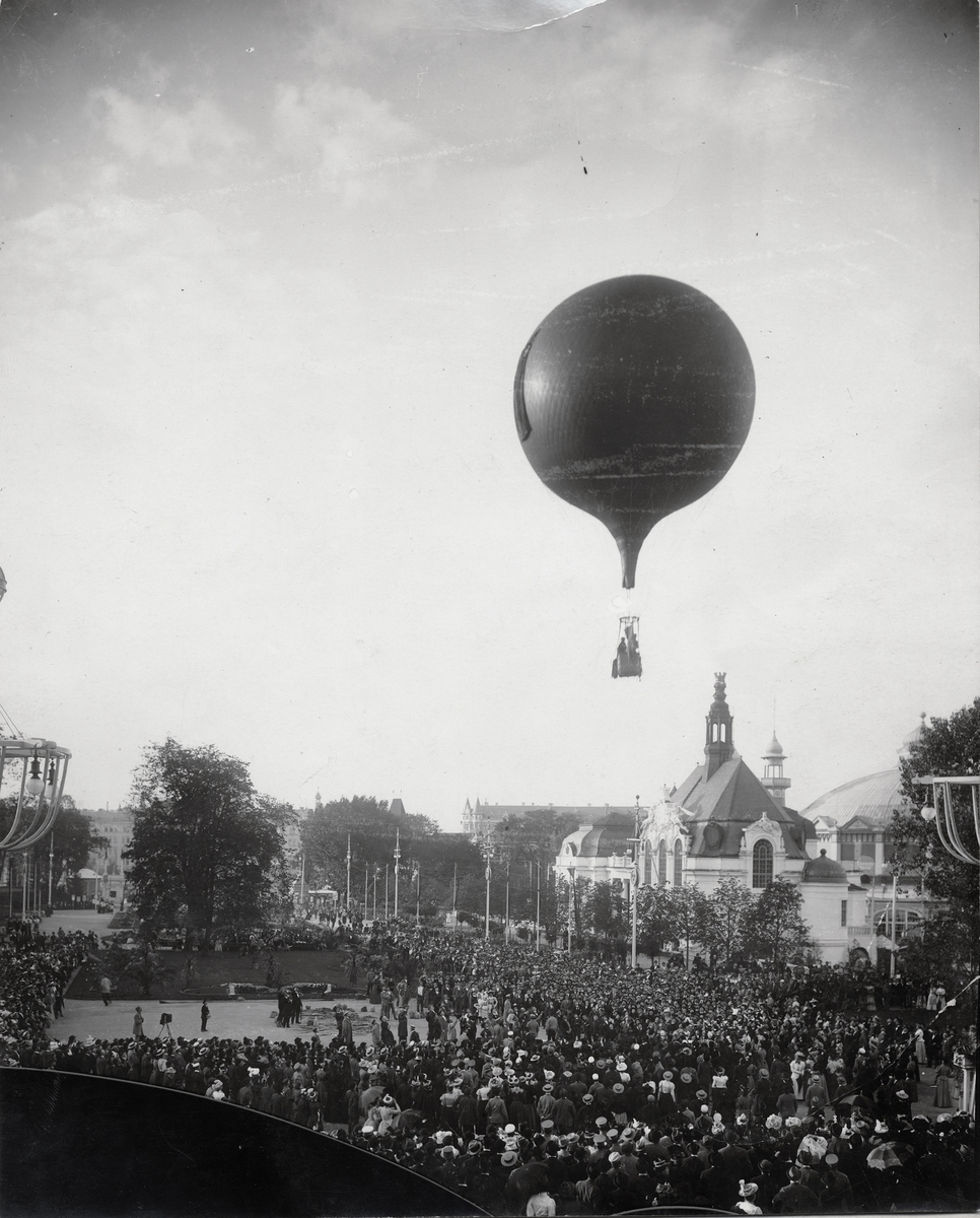 Uppstigning med ballong förd av dansken Johansen. Stockholmsutställningen 1897.