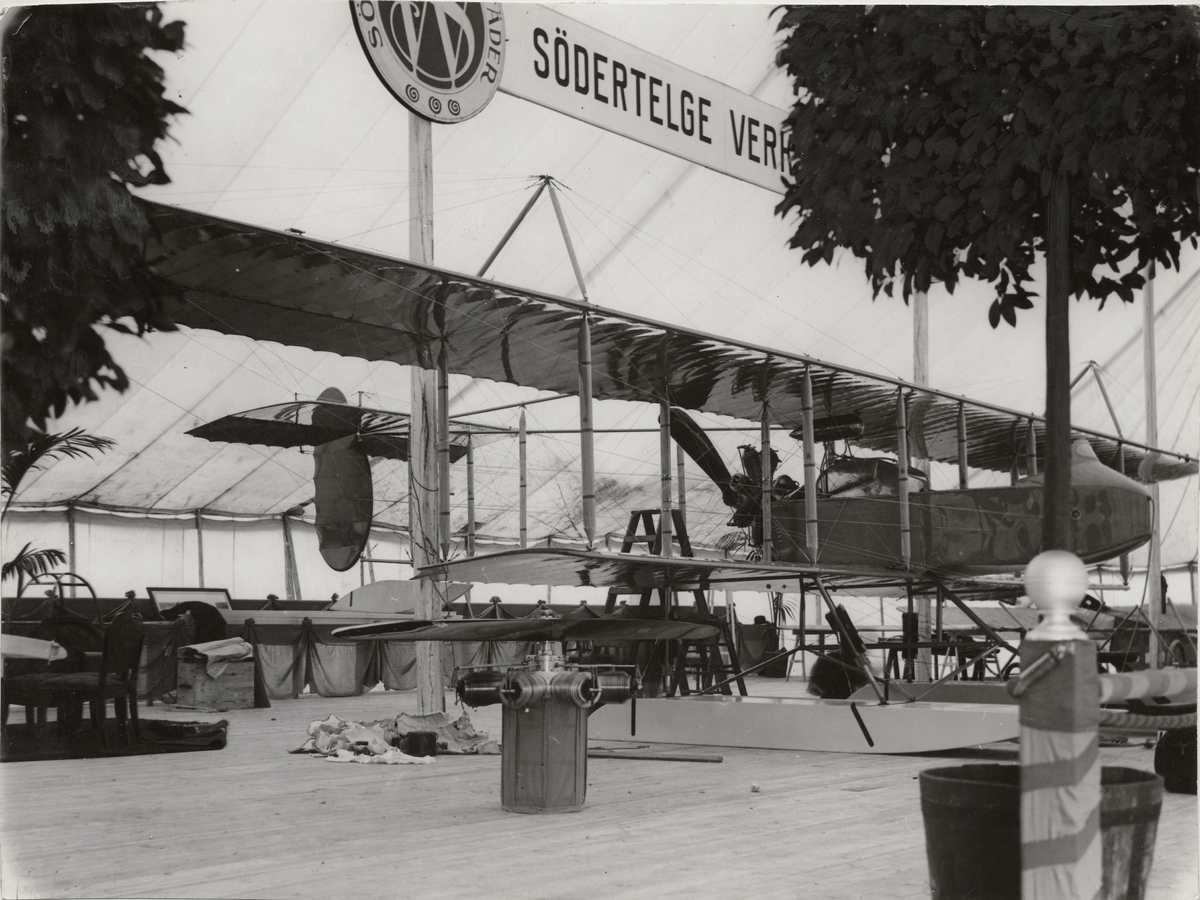 Svenskbyggd Farman-hydroaeroplan från Södertälje-verkstäder, på flygutställningen i Stockholm 1915.