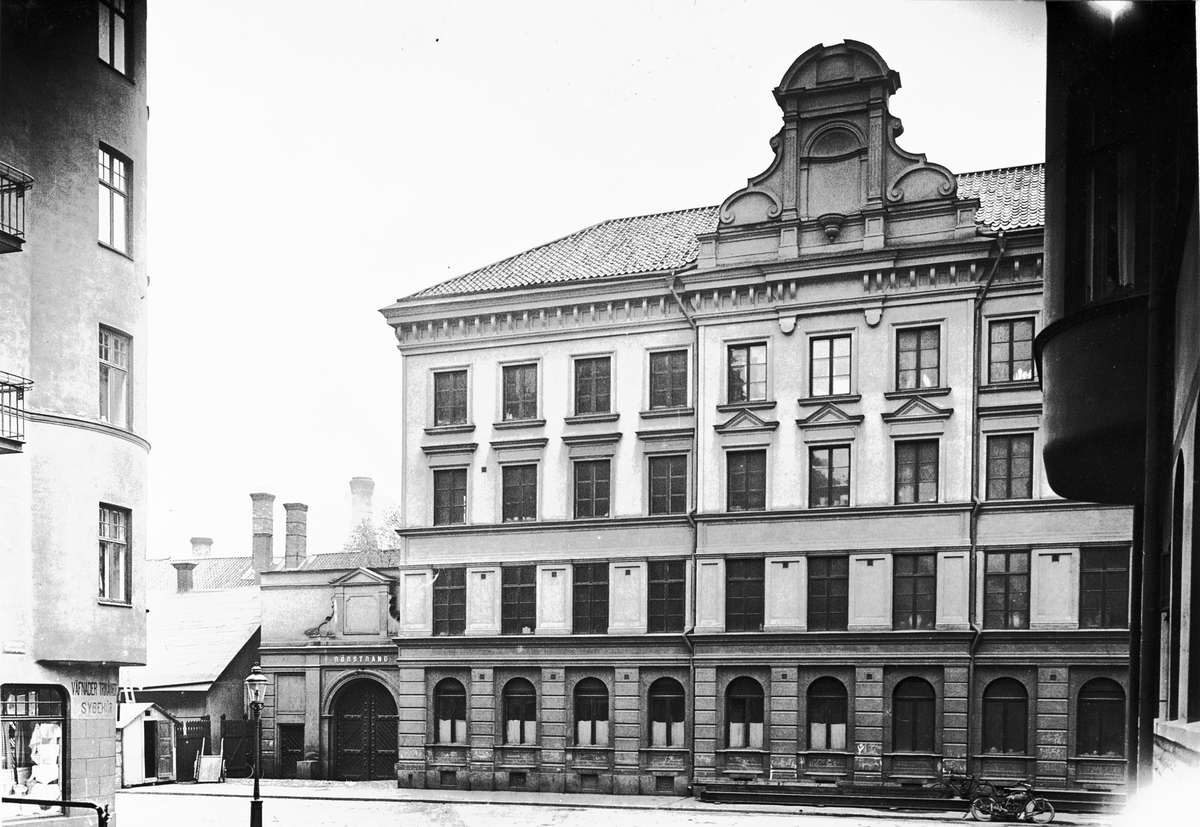 Rörstrands stora kontorshus från 1889 och kontorsporten sedda från Vikingagatan nära hörnet av Rörstrandsgatan.