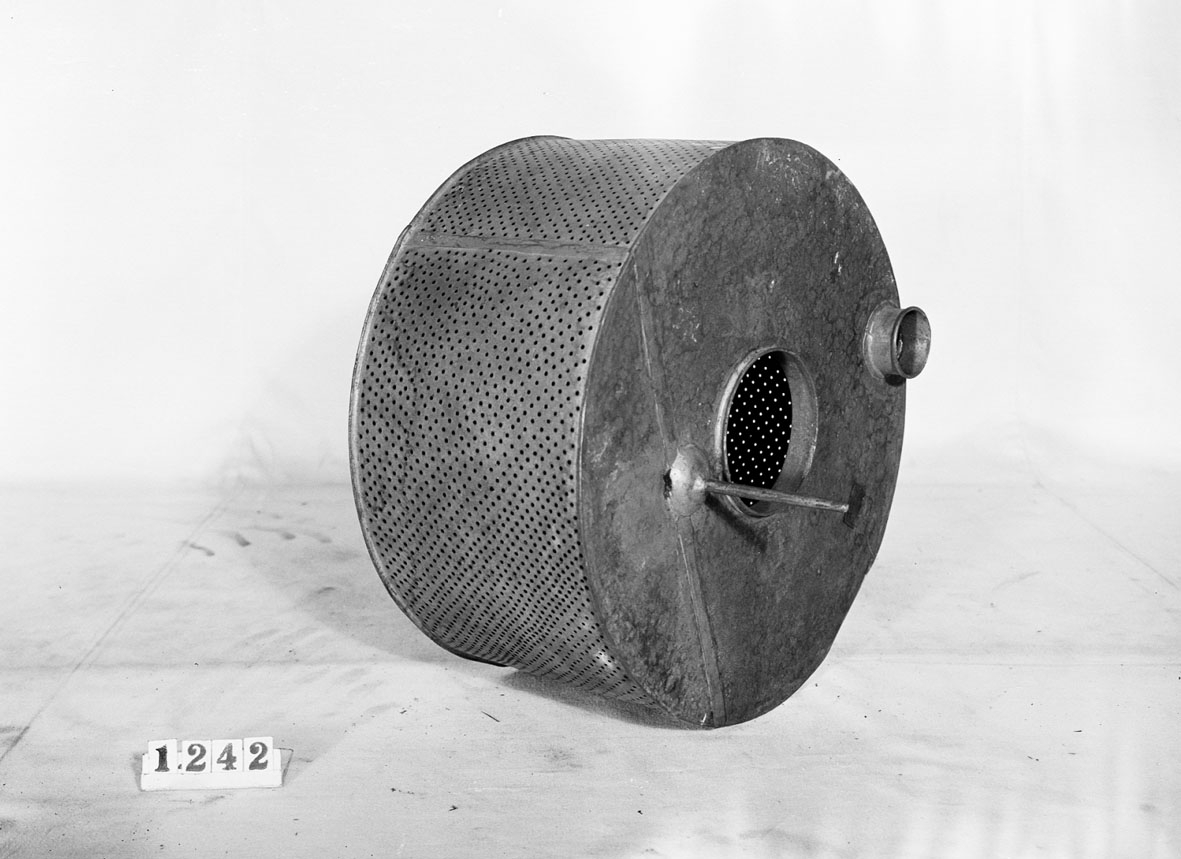 Maskin för torkning av kläder genom centrifugalkraft. Text på föremålet: "N:o 127. C-e-25".