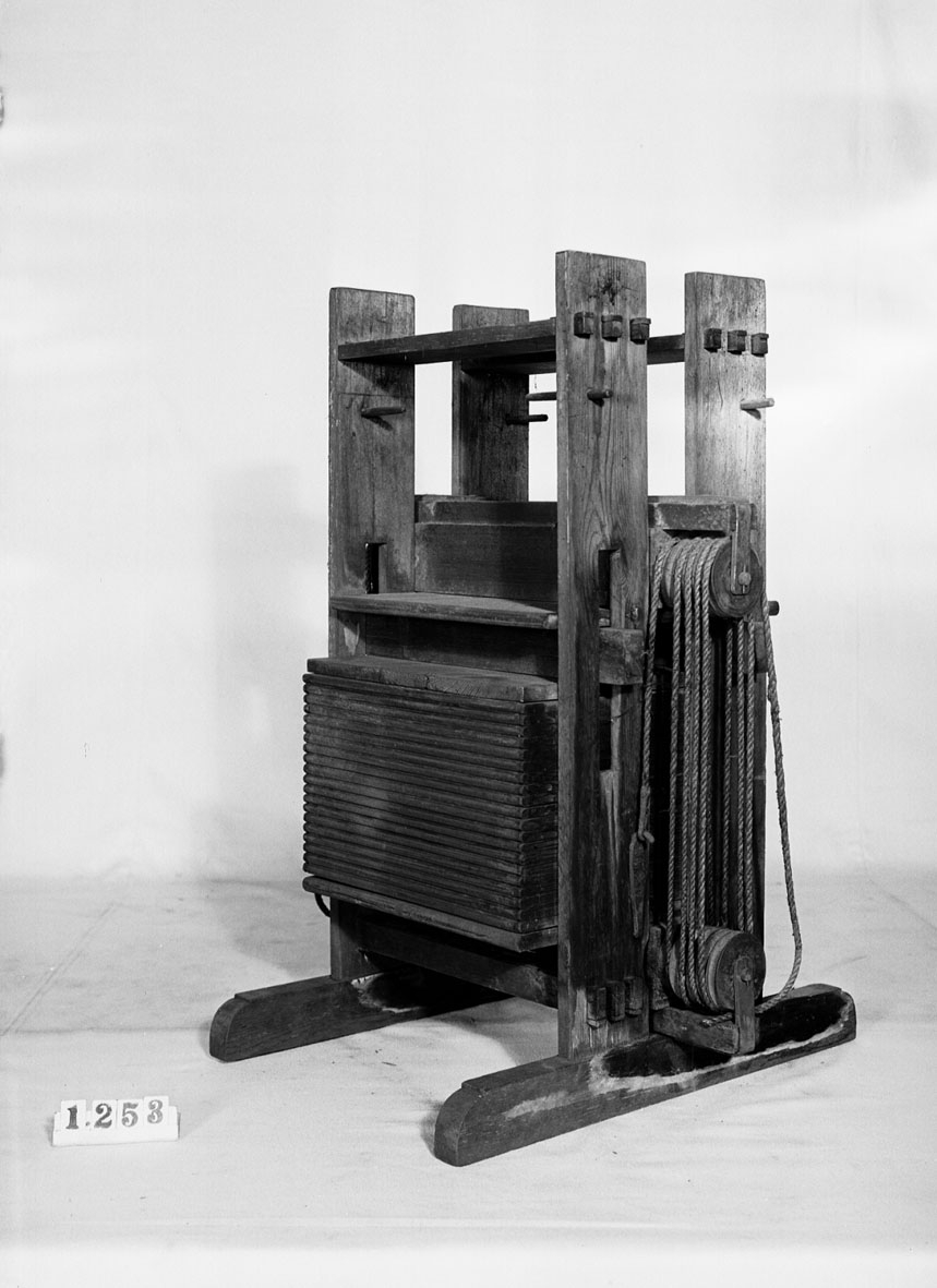 Modell av klädespress, konstruerad av. Text på föremålet: "N:o 30. F-a-d-1".
