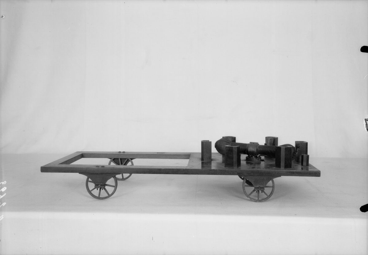 Modell av vagn?. Text på föremålet: X.G.1.