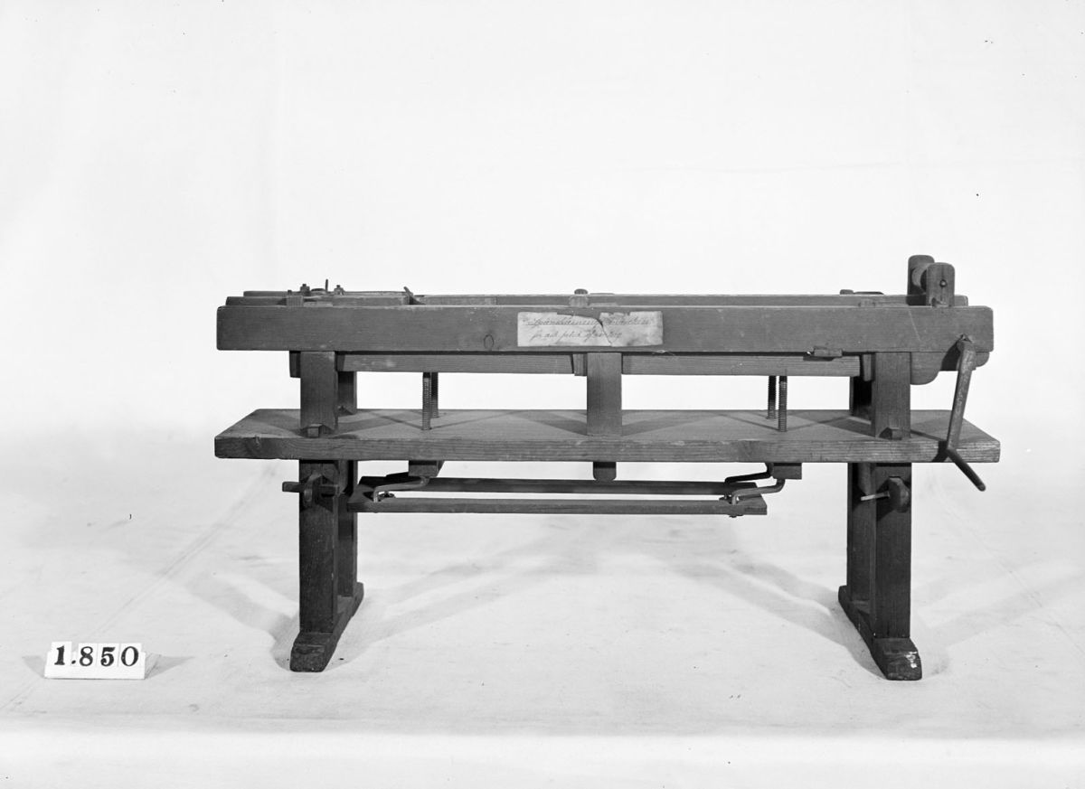 Modell av spånskärningsmaskin för askfabrik. Text på föremålet: "N:o 114. Modell på Spånskärnings Machin till Ask Fabriquer af Directeurn Norberg. Spånskärnings-maschin för ask-fabrik af Norberg. XIV.B.3. B-f-6".