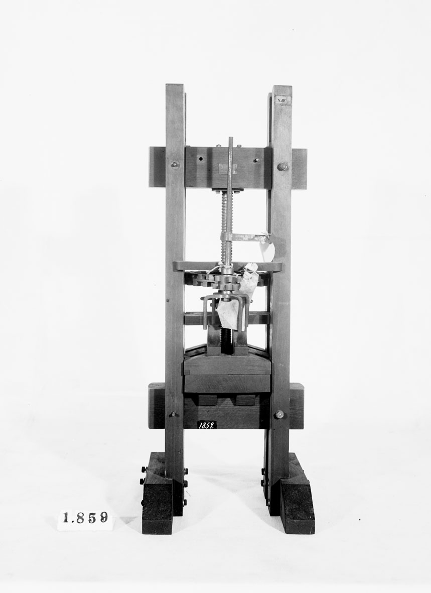 Modell av pressinrättning. Text på föremålet: "F-a-i-5 XIII.7. N:o 165".