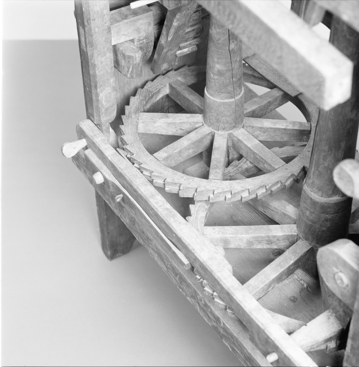 Modell av kuggskärningsmaskin. Text på föremålet: N:o 66. Machin at skära ut flera Uhrhjul tillika. Af Commercie Råd: och Comend: af Nordst: ord: Chr: Polhem. B-m-10".