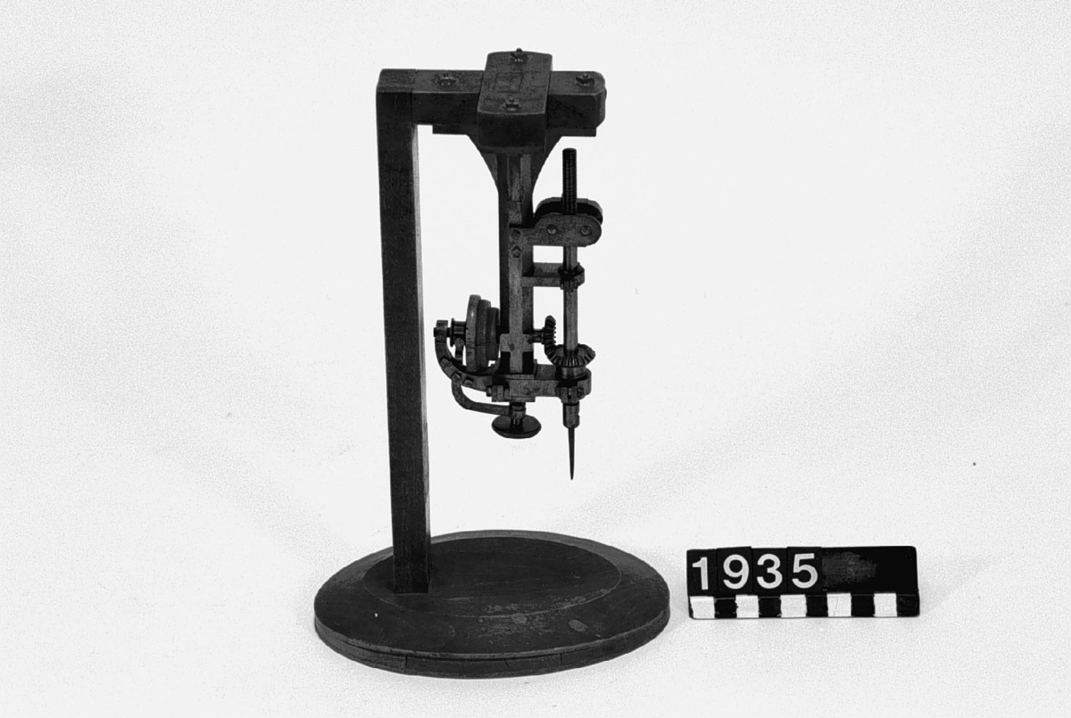 Modell av borrmaskin, av Pfaff. Text på föremålet: "A-m-g XIV.B.28. För-hängande borrmachin efter Pfaff. J. Lindskog, Vårterminen 1847.