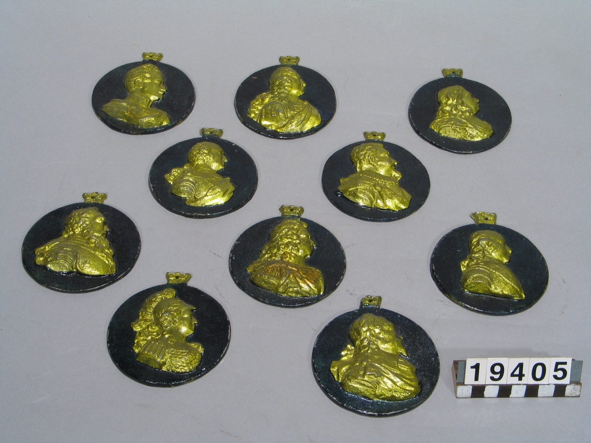20 st medaljonger, i lackerad vitmetall, över Sveriges regenter fr.o.m. Gustav Vasa t o m Oscar II. Obekant tillverkning. Troligen avgjutningar av gjutjärnsmedaljer.