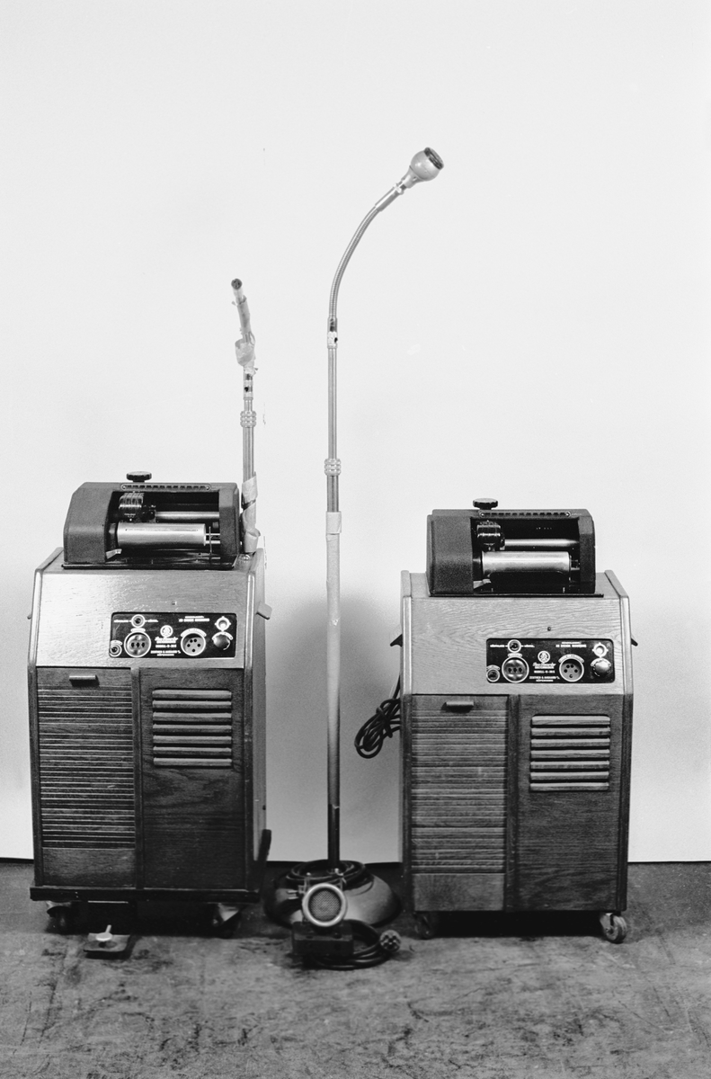 Dikteringsapparat, 2 enheter. Chefsapparat, (nr. 35102) med pedal och fast mikrofon. Sekreterarapparat, (nr. 35168) med inbyggd högtalare och anslutning för hörtelefon med omkopplare. Båda monterade i träskåp med 3 fack för vaxrullar. 220 V växelström. Bordsmikrofon typ BM-1.